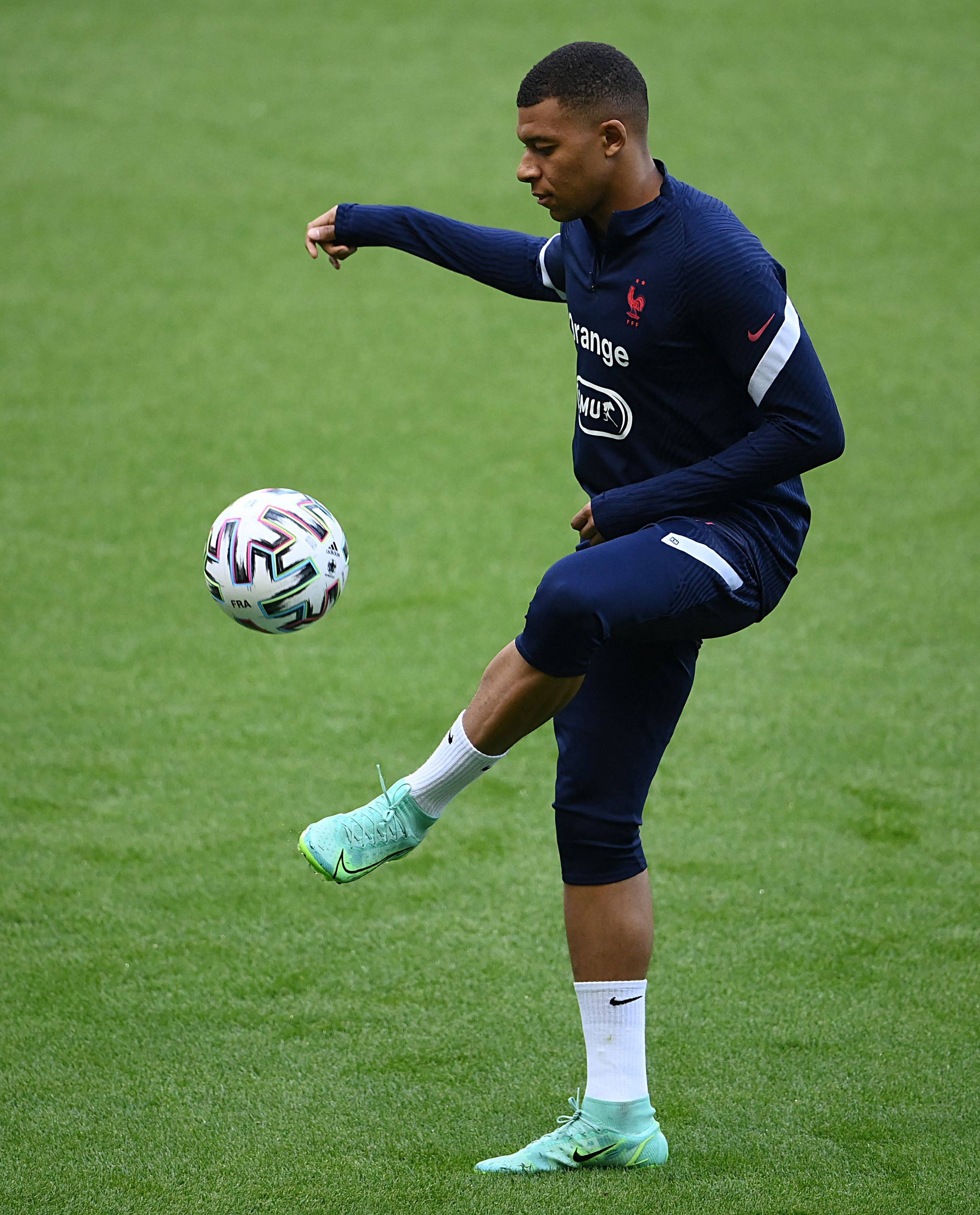 德尚在克莱枫丹问候球员：为卡马庆生、与坎特重逢