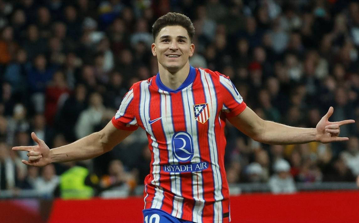 美术课上学生用课本表演变脸，轻松拿捏住精髓， 网友：“教科书式”变脸！